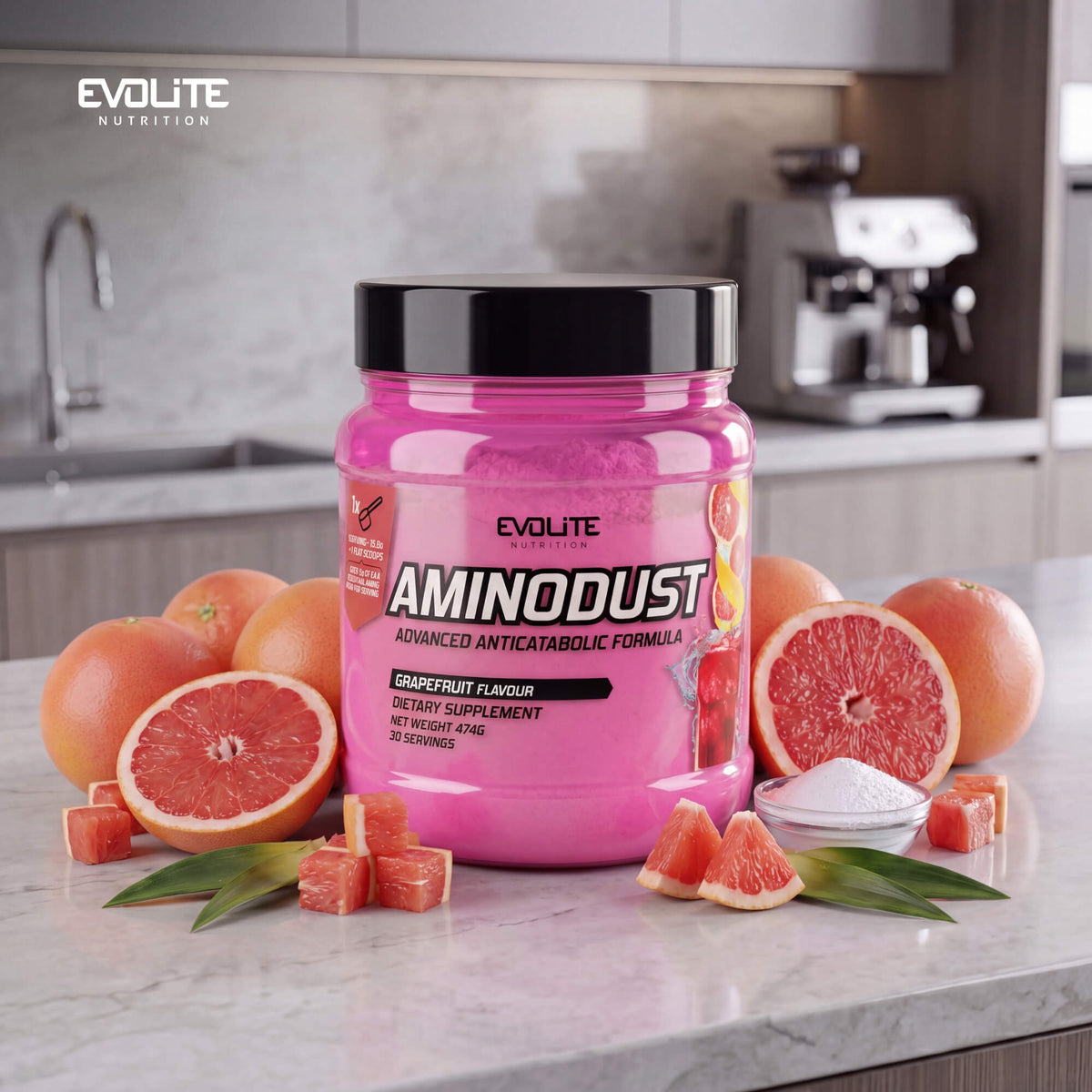 Evolite Nutrition Aminodust 474g, Pinkfarbene Grapefruit-Dose mit Grapefruitstücken auf einer Küchenarbeitsplatte.