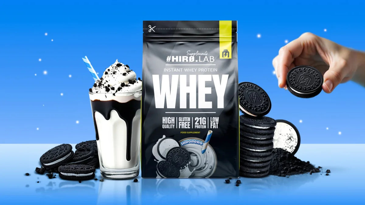 Hiro Lab Instant Whey Protein 750g, Beutel mit Cookies-&-Cream-Shake und dunklen Keksen auf blauem Hintergrund.