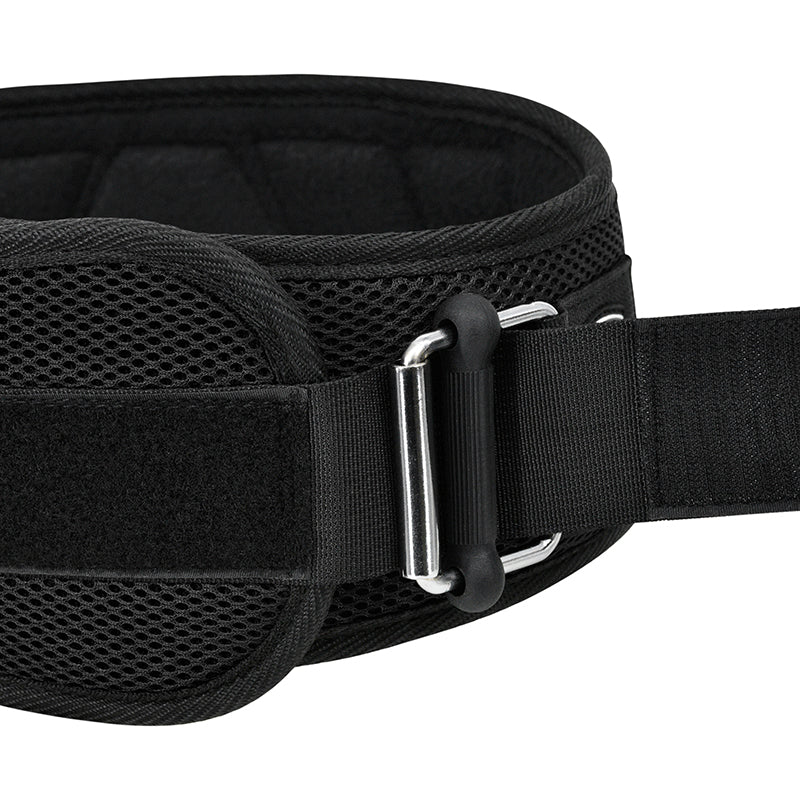 RDX BELT EVA CURVE, Nahansicht von Metallschnalle und Klettgurt am schwarzen Trainingsgürtel.