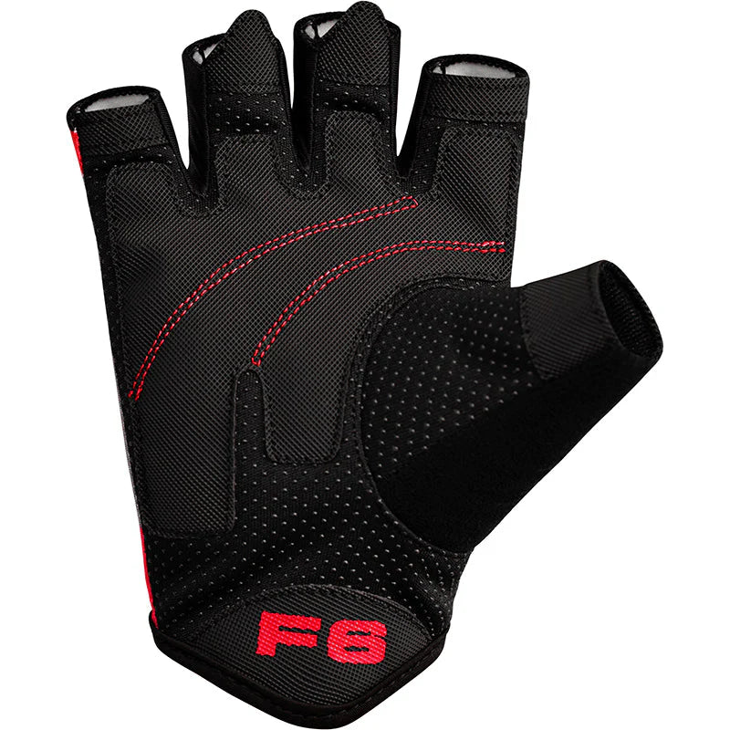 Schwarze Handfläche des RDX Trainingshandschuhs mit Griffpunkten und roten Nähten.