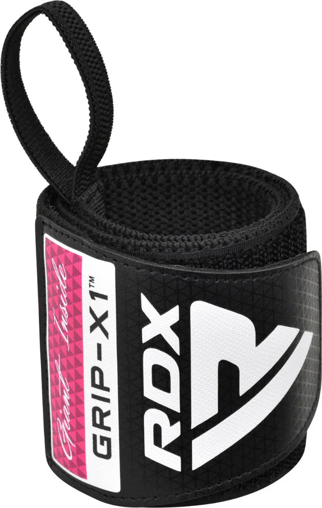 Aufgerollte RDX Grip-X1 Handgelenkbandage mit pinkem Etikett und Daumenschlaufe.