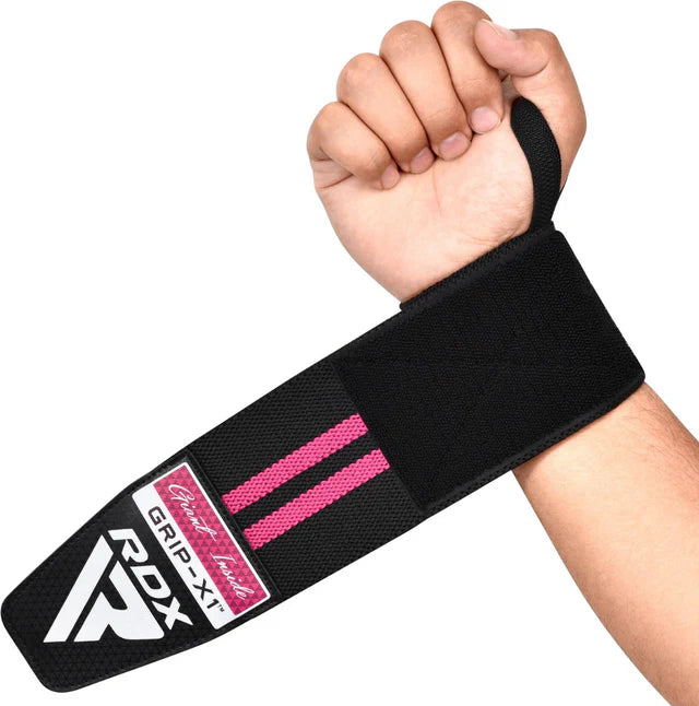RDX Grip-X1 Handgelenkbandage in Schwarz-Pink am Handgelenk.