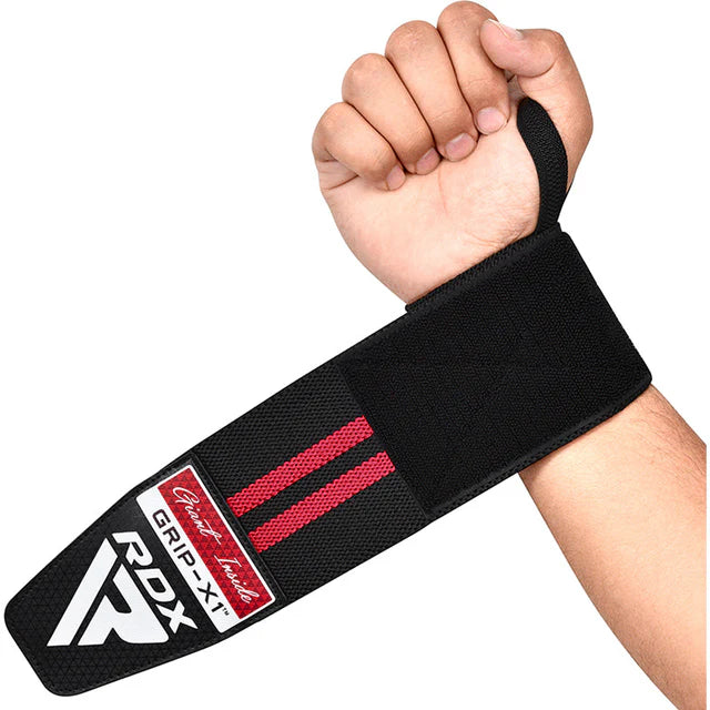RDX Grip-X1 Handgelenkbandage in Schwarz-Rot am Handgelenk.