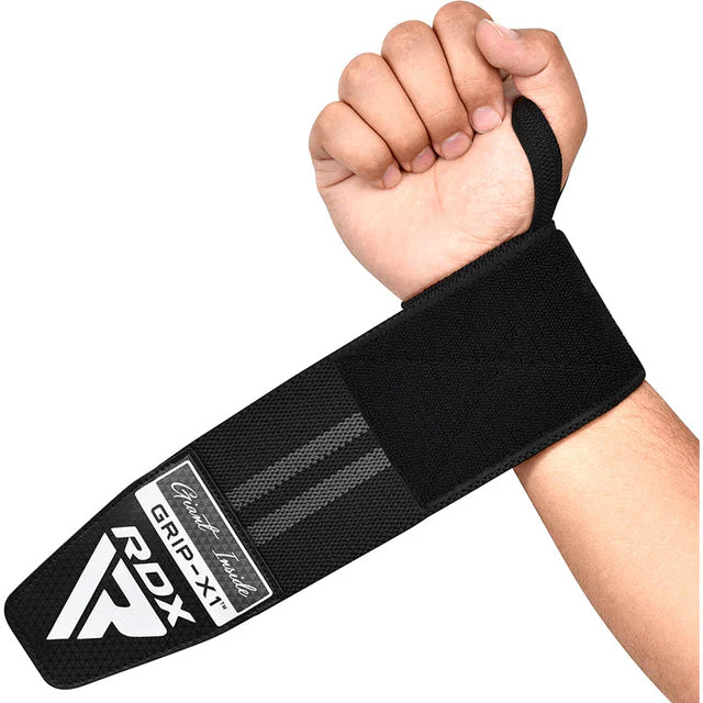 RDX Grip-X1 Handgelenkbandage in Schwarz-Grau am Handgelenk mit offener Verschlusslasche.
