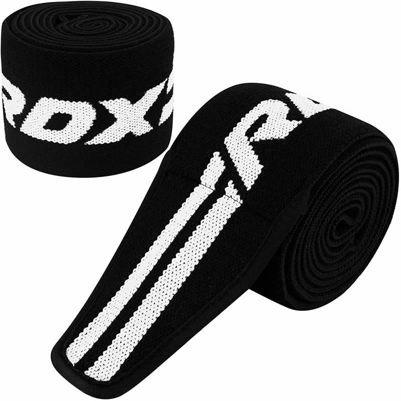 RDX KNEE WRAP BLACK, Zwei schwarze Kniebandagen mit weißen Streifen, eine teilweise ausgerollt.