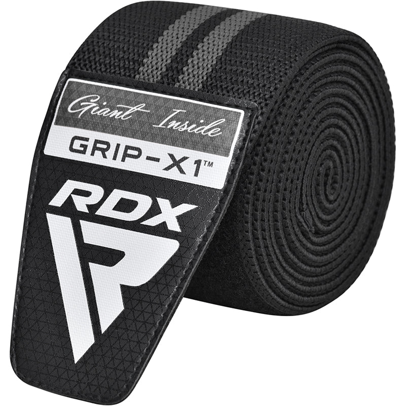 RDX KNEE WRAP R11, Aufgerollte schwarze Kniebandage mit grauen Streifen und Grip-X1-Etikett.