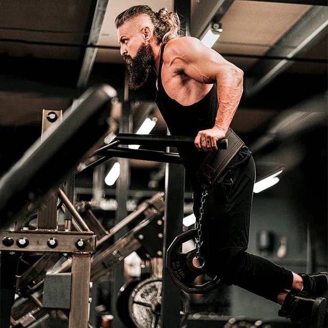 Sportler bei Dips mit RDX Dipping Belt und einer an der Kette befestigten Gewichtsscheibe.