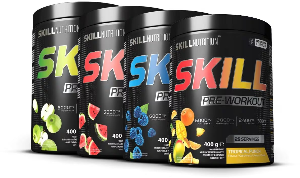 Skill Nutrition Pre-Workout 400g, Vier schwarze Dosen mit Apfel-, Wassermelonen-, Beeren- und Tropical-Punch-Motiven.